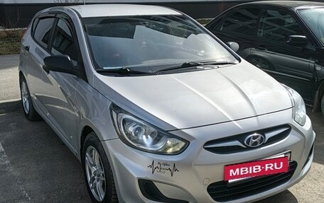 Hyundai Solaris II рестайлинг, 2011 год, 700 000 рублей, 2 фотография