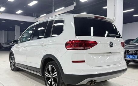 Volkswagen Touran III, 2022 год, 2 370 000 рублей, 6 фотография