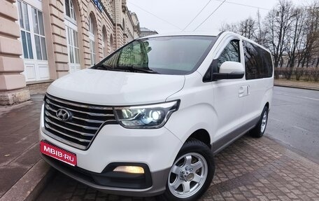 Hyundai Grand Starex Grand Starex I рестайлинг 2, 2018 год, 3 700 000 рублей, 1 фотография