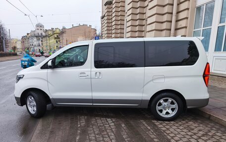 Hyundai Grand Starex Grand Starex I рестайлинг 2, 2018 год, 3 700 000 рублей, 4 фотография