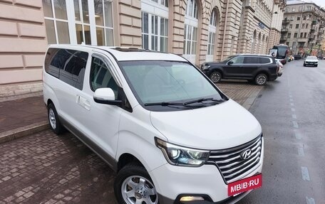 Hyundai Grand Starex Grand Starex I рестайлинг 2, 2018 год, 3 700 000 рублей, 2 фотография