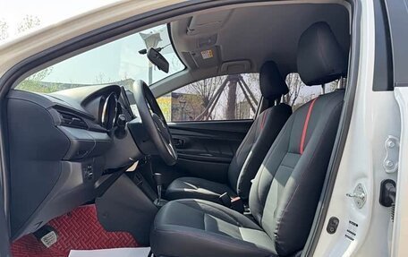 Toyota Yaris, 2022 год, 1 650 000 рублей, 5 фотография