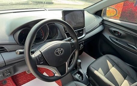Toyota Yaris, 2022 год, 1 650 000 рублей, 6 фотография