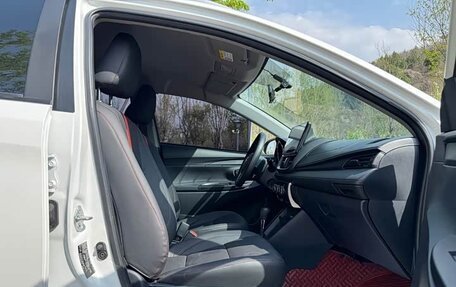 Toyota Yaris, 2022 год, 1 650 000 рублей, 11 фотография