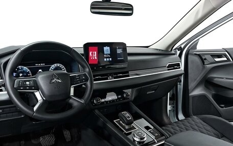 Mitsubishi Outlander, 2023 год, 4 849 000 рублей, 8 фотография