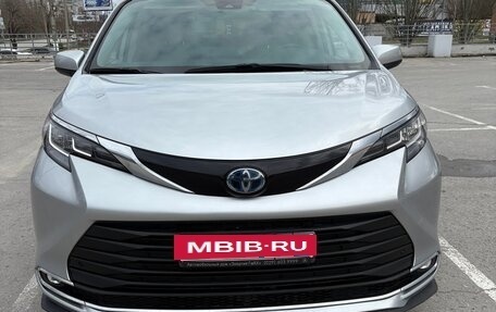 Toyota Sienna, 2022 год, 3 999 999 рублей, 2 фотография