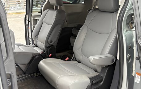 Toyota Sienna, 2022 год, 3 999 999 рублей, 14 фотография