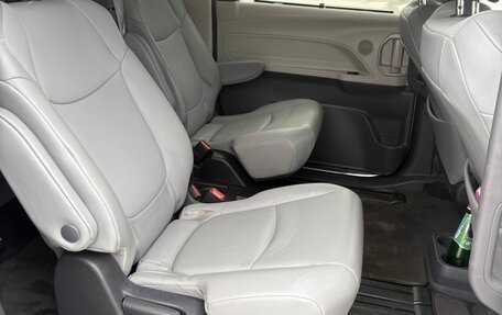 Toyota Sienna, 2022 год, 3 999 999 рублей, 13 фотография