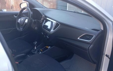 Hyundai Solaris II рестайлинг, 2017 год, 1 000 000 рублей, 7 фотография