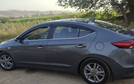 Hyundai Elantra VI рестайлинг, 2017 год, 1 000 000 рублей, 7 фотография