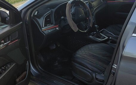 Hyundai Elantra VI рестайлинг, 2017 год, 1 000 000 рублей, 9 фотография