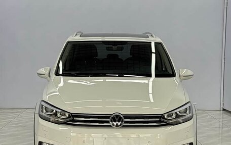 Volkswagen Touran III, 2022 год, 2 009 700 рублей, 2 фотография
