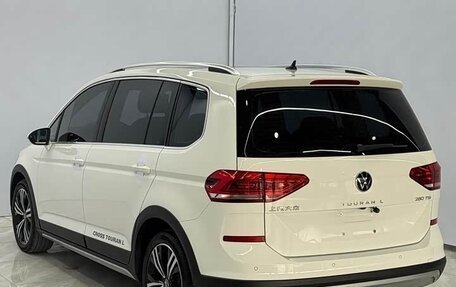 Volkswagen Touran III, 2022 год, 2 009 700 рублей, 4 фотография