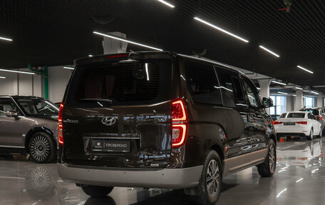 Hyundai Grand Starex Grand Starex I рестайлинг 2, 2018 год, 3 410 000 рублей, 5 фотография