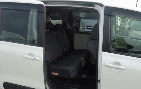 Toyota Sienta, 2023 год, 1 270 000 рублей, 5 фотография