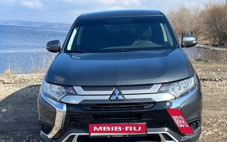 Mitsubishi Outlander III рестайлинг 3, 2018 год, 2 350 000 рублей, 1 фотография