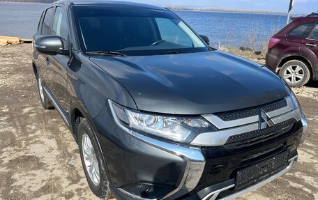 Mitsubishi Outlander III рестайлинг 3, 2018 год, 2 350 000 рублей, 3 фотография