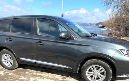 Mitsubishi Outlander III рестайлинг 3, 2018 год, 2 350 000 рублей, 2 фотография