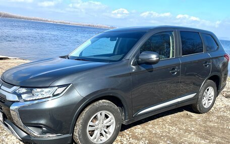 Mitsubishi Outlander III рестайлинг 3, 2018 год, 2 350 000 рублей, 4 фотография