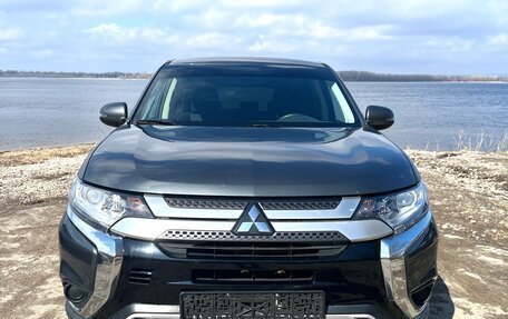 Mitsubishi Outlander III рестайлинг 3, 2018 год, 2 350 000 рублей, 10 фотография