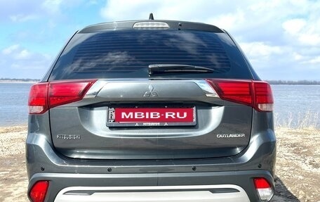 Mitsubishi Outlander III рестайлинг 3, 2018 год, 2 350 000 рублей, 8 фотография