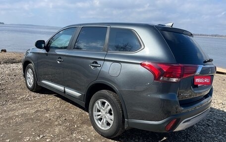 Mitsubishi Outlander III рестайлинг 3, 2018 год, 2 350 000 рублей, 6 фотография