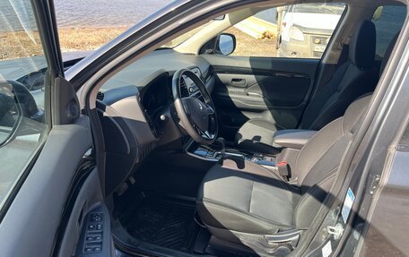 Mitsubishi Outlander III рестайлинг 3, 2018 год, 2 350 000 рублей, 18 фотография