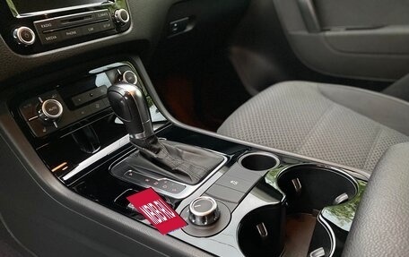 Volkswagen Touareg III, 2011 год, 1 970 000 рублей, 21 фотография