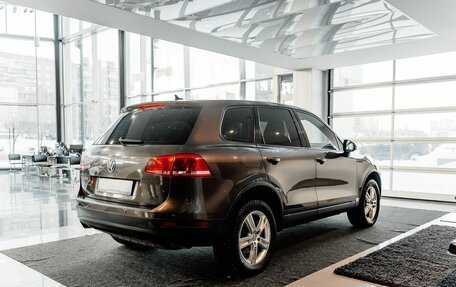 Volkswagen Touareg III, 2010 год, 1 780 000 рублей, 2 фотография