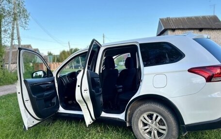 Mitsubishi Outlander III рестайлинг 3, 2020 год, 1 650 000 рублей, 5 фотография