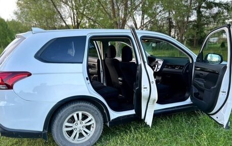 Mitsubishi Outlander III рестайлинг 3, 2020 год, 1 650 000 рублей, 6 фотография