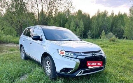 Mitsubishi Outlander III рестайлинг 3, 2020 год, 1 650 000 рублей, 2 фотография