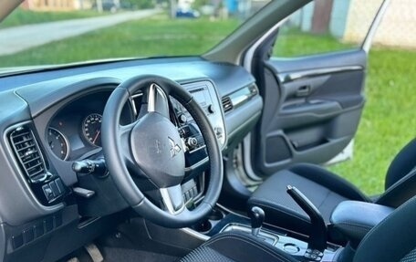 Mitsubishi Outlander III рестайлинг 3, 2020 год, 1 650 000 рублей, 7 фотография