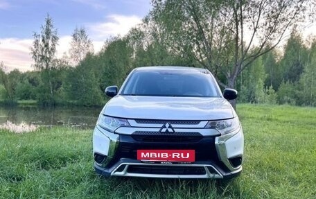 Mitsubishi Outlander III рестайлинг 3, 2020 год, 1 650 000 рублей, 3 фотография