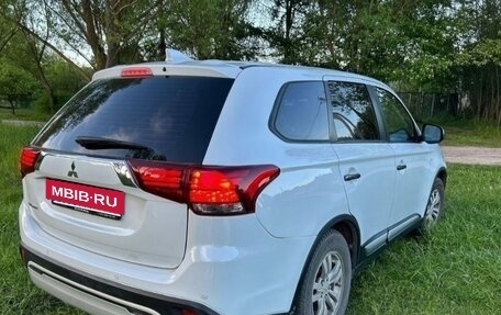 Mitsubishi Outlander III рестайлинг 3, 2020 год, 1 650 000 рублей, 4 фотография