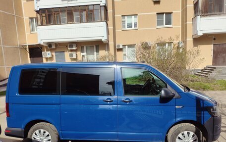 Volkswagen Caravelle T6 рестайлинг, 2018 год, 2 800 000 рублей, 2 фотография