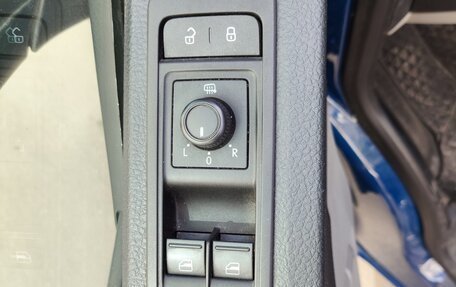 Volkswagen Caravelle T6 рестайлинг, 2018 год, 2 800 000 рублей, 19 фотография