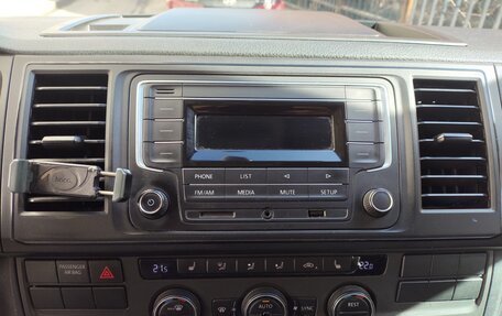 Volkswagen Caravelle T6 рестайлинг, 2018 год, 2 800 000 рублей, 24 фотография