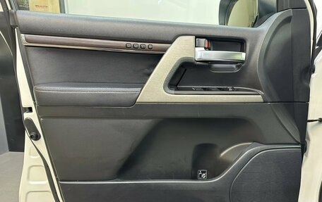 Toyota Land Cruiser 200, 2015 год, 4 990 000 рублей, 24 фотография