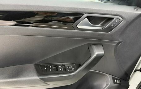 Volkswagen T-Roc I, 2022 год, 1 390 002 рублей, 16 фотография