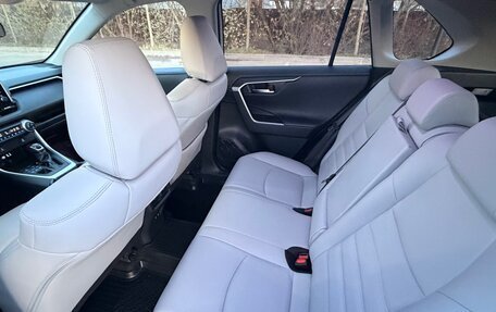 Toyota RAV4, 2019 год, 3 700 000 рублей, 9 фотография