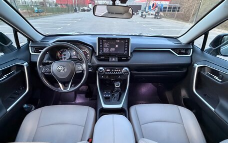 Toyota RAV4, 2019 год, 3 700 000 рублей, 10 фотография