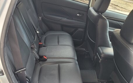 Mitsubishi Outlander III рестайлинг 3, 2018 год, 2 330 000 рублей, 5 фотография