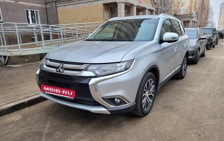 Mitsubishi Outlander III рестайлинг 3, 2018 год, 2 330 000 рублей, 15 фотография
