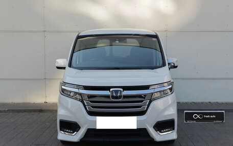 Honda Stepwgn IV, 2017 год, 2 350 000 рублей, 2 фотография