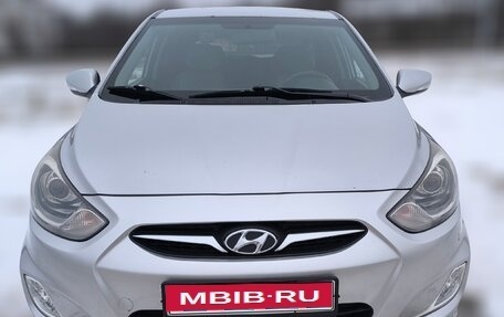 Hyundai Solaris II рестайлинг, 2012 год, 810 000 рублей, 1 фотография