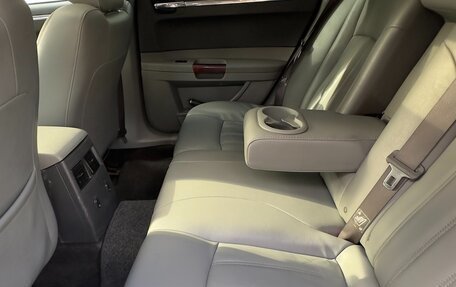 Chrysler 300C II, 2004 год, 1 180 000 рублей, 8 фотография