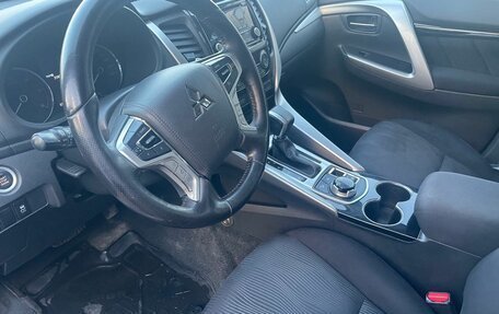 Mitsubishi Pajero Sport III рестайлинг, 2017 год, 3 264 000 рублей, 11 фотография