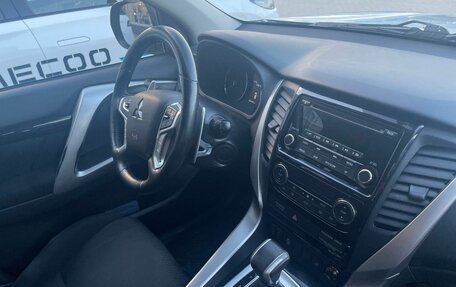 Mitsubishi Pajero Sport III рестайлинг, 2017 год, 3 264 000 рублей, 10 фотография