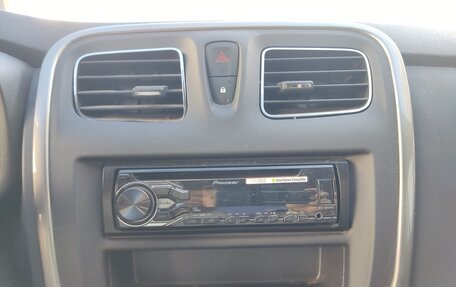 Renault Logan II, 2018 год, 790 000 рублей, 11 фотография